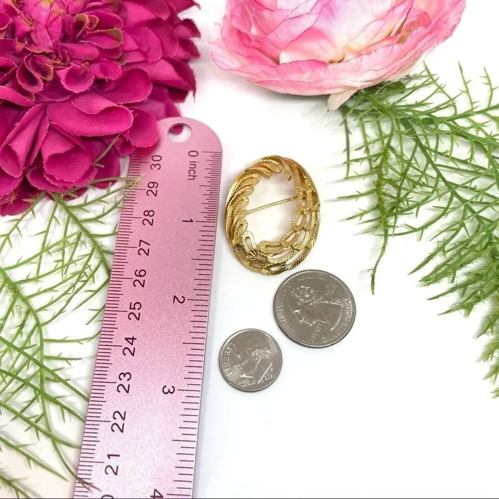 VINTAGE⚜️TRIFARI Golden Feathered Oval Brooch